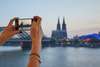 Zu den Sehenswürdigkeiten in Köln gehört der Kölner Dom. Auf dem Bild sieht man seine beiden Türme, fotografiert mit einem Smartphone.