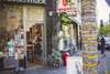 Zu den Sehenswürdigkeiten in Köln gehört das Belgische Viertel, Auf dem Foto sieht man ein bekanntes, bunt dekoriertes Kiosk in der Bismarckstraße