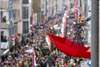 Sehenswürdigkeiten in Köln: Die gefüllten, bunten Straßen beim Rosenmontagsumzug 