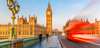 Sehenswürdigkeiten von London: Im Hintergrund der Big Ben, auf der Straße fährt ein roter Doppeldeckerbus vorbei. 