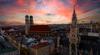 München Sehenswürdigkeiten: Blick auf den Münchner Dom, die Frauenkirche, von außen und aus der Vogelperspektive in der Abenddämmerung. 
