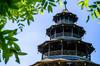 München Sehenswürdigkeiten: Blick auf den Chinesischen Turm im Englischen Garten. 