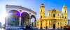 Sehenswürdigkeiten in München: ein Blick auf die Theatinerkirche und die Feldherrenhalle auf dem Odeonsplatz in München