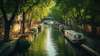 Zu den Sehenswürdigkeiten von Paris gehört der Canal Saint-Martin. Im Bild ein Blick auf den Kanal samt Häuserzeilen. 