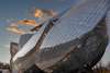 Zu den Sehenswürdigkeiten von Paris gehört die Fondation Louis Vuitton. Im Bild sieht man die extravagante Form des Gebäudes. 