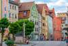 Zu den top Regensburg Sehenswürdigkeiten gehört die historische Altstadt.  Auf dem Bild sieht man mittelalterliche Häuser in einer Kopfsteinpflastergasse.