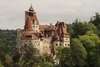 Wer mit dem Zug nach Rumänien fährt, sollte einen Zwischenstopp in Brașov einlegen. Auf dem Bild sieht man eine Luftaufnahme des Dracula-Schlosses Bran, ganz in der Nähe von Brașov. 