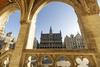 Sehenswürdigkeiten von Brüssel: Hier sieht man durch den Bogen des Rathauses auf den Grand Place. 