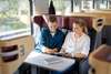 Timing bei Smart Reisen - zwei junge Erwachsene im Railjet