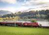 Reise planen: Unser Tipp ist es, die Anreise schon als Teil der Urlaubs zu genießen. Im Bild sieht man einen Railjet, der in grüner Landschaft fährt. 