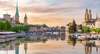 Sehenswürdigkeiten in Zürich: Abendlicher Blick auf die Innenstadt von Zürich vom Wasser aus. 