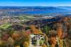 Zu den Sehenswürdigkeiten in Zürich gehört der Uetliberg mit dem Blick auf Zürich und den Zürichsee