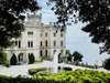 Triest Sehenswürdigkeiten: Blick auf das Schloss Miramare,, das wie ein weißes Märchenschloss direkt am Meer liegt. 