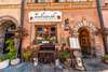 Zu den Warschau Sehenswürdigkeiten gehört das Restaurant Zachcianek. Auf dem Bild sieht man den Eingang des Restaurants bei sonnigem Wetter. 