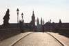 Zu den Sehenswürdigkeiten in Würzburg gehört die Alte Mainbrücke. Auf dem Bild sieht man sie am Morgen.