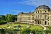 Zu den Sehenswürdigkeiten in Würzburg gehört die Residenz. Auf dem Bild sieht man das barocke Gebäude samt Garten.