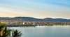 Der Balaton zeigt auf diesem Bild den Hafen von Balatonfüred mit Segelbooten, Promenade und Blick über den Plattensee.