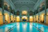 Budapest Thermen: Rudas - Auf dem Bild sieht man ein Hallenbad mit sehr schönen alten hellen Mauern.