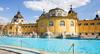 Erholung in Budapest: Thermen als Ausflugsziel. Am Bild sieht man eine schöne Therme von Budapest. Davor ist das Außenbecken sichtbar.