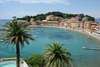 Genua Sehenswürdigkeiten: Blick auf Sandstrand mit Palmen und türkisem Meer in Sestri Levante