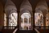 Blick über Treppe in den Innenhof vom Palazzo Doria Tursi in Genua