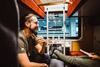 Interrail Packliste: Auf dem Bild sieht man einen jungen Mann in einem Nachtzugabteil.