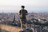 Interrail-Packliste: Ein Rucksack-Tourist mit Interrail-Ticket genießt den Blick auf eine Stadt.