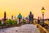 Prag Sehenswürdigkeiten: Blick auf die Karlsbrücke im Abendlicht. Sie sollte ein Fixpunkt beim Sightseeing in der Stadt sein. 