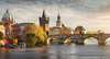 Prag Sehenswürdigkeiten: Blick auf die Moldau und die Karlsbrücke im Herbst. Beide zählen zu den top Sehenswürdigkeiten der Stadt. 