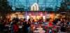 Prag Restaurant: Blick über die Tische des Foodcourts im Foodmarket Manifesto Market Andel.