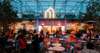 Prag Restaurant: Blick auf den Foodcourt des Manifesto Foodmarket Andel in Prag. 