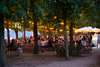 Prag Restaurants: Blick auf den gut gefüllten Biergarten des Letensky Zamecek am Abend. 
