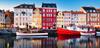 Kopenhagen Sehenswürdigkeiten: Auf dem Bild sieht man bunte Häuser und Schiffe am Hafen von Nyhavn in Kopenhagen.