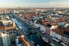 Kopenhagen Sehenswürdigkeiten: Auf dem Bild sieht man eine Luftaufnahme der Häuser und Schiffe am Hafen von Nyhavn.