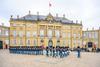 Kopenhagen Sehenswürdigkeiten: Auf dem Bild sieht man die Wachablöse vor Schloss Amalienborg mit Wachen und Trommeln.