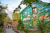 Kopenhagen Sehenswürdigkeiten: Auf dem Bild sieht man ein kunstvoll bemaltes Haus im Stadtteil von Christiania.