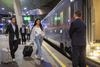 Nachtzug Tipps: Richtig einsteigen am Bahnsteig. Am Bild sieht man den Nighjet am Bahnhof, wo Personen gerade einsteigen.