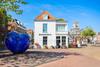 Utrecht und Umgebung: Auf dem Bild sieht man eine blaue, herzförmige Skulptur vor einem Café.