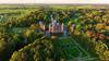 Utrecht und Umgebung: Auf dem Bild sieht man Kasteel de Haar mit seinen Türmen und dem Wassergraben inmitten einer weitläufigen Gartenanlage.