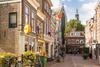 Utrecht und Umgebung: Auf dem Bild sieht man eine Einkaufsstraße mit historischen Häusern in Gouda.
