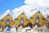 Utrecht und Umgebung: Auf dem Bild sieht man gelbe, schräg angeordnete Kubushäuser des Architekten Piet Blom in Rotterdam.
