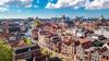 Utrecht und Umgebung: Auf dem Bild sieht man historische Häuser und eine Brücke über einer Gracht in der Universitätsstadt Leiden.