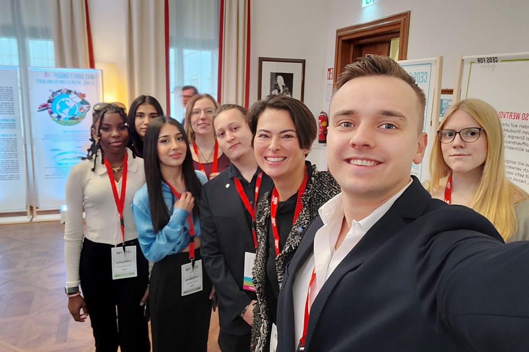 Gruppenbild mit Vorständin Silvia Angelo und Lehrlingen bei der Veranstaltung CEOs for Future