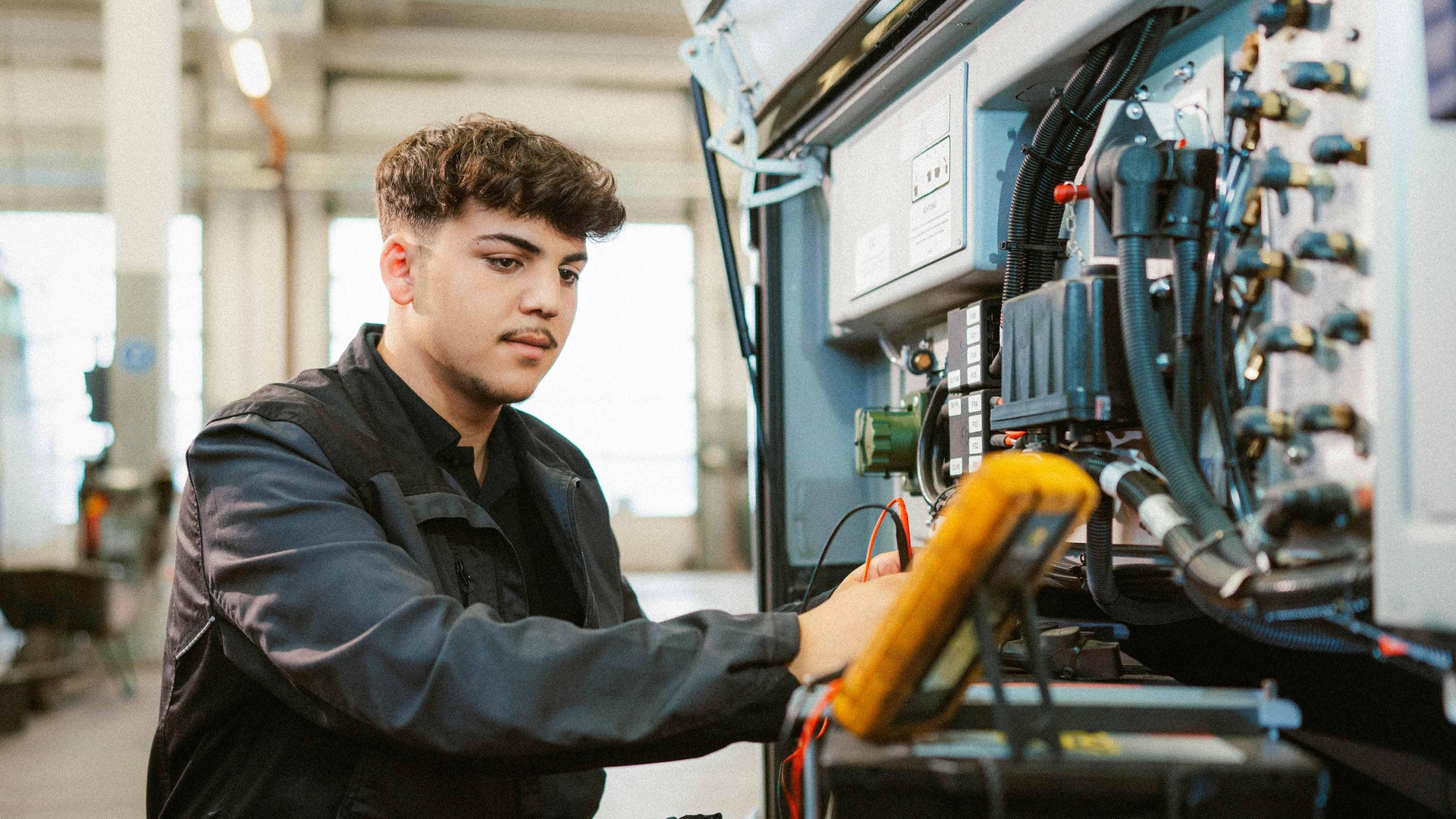 Lehrberuf Kraftfahrzeugtechnik und Systemelektronik für Nutzfahrzeuge