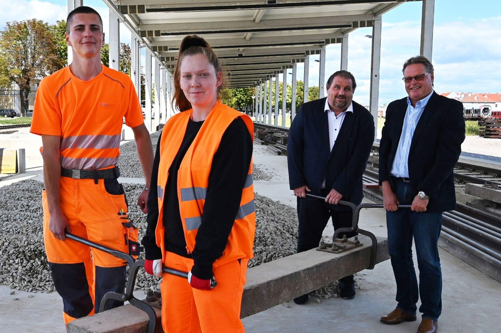 Gleisbautechnik-Lehrlinge mit Ausbilder