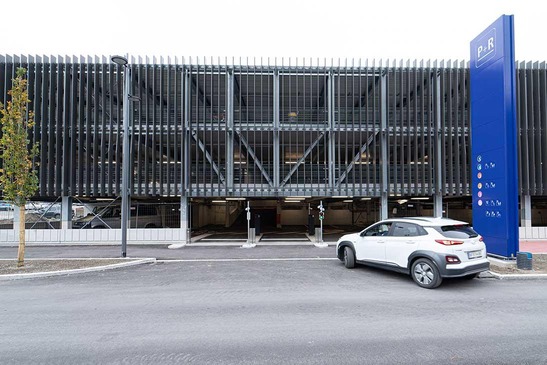 Textinsert: Auto fährt in Parkdeck Jenbach ein