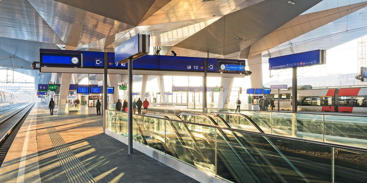 Textinsert: Foto Wien Hauptbahnhof Stiegenaufgang und Blick auf den Bahnsteig