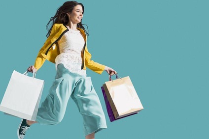 Frau mit Einkaufstaschen