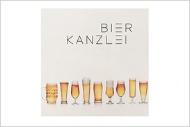 Bierkanzlei Logo, weißer Hintergrund, graue Schrift, darunter Bier in verschiedene Gläser befüllt