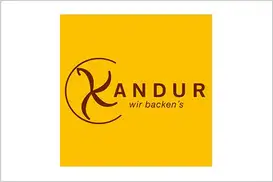 Kandur Logo, gelber Hintergrund mit brauner Schrift